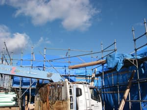 ブルーシートは必需品。