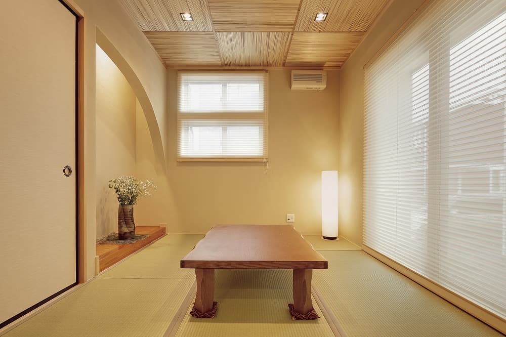 天然木の風合いを活かした、家族が集う吹き抜けリビングの家