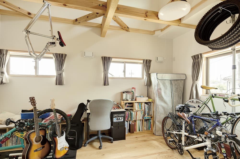 薪ストーブのある暮らし ─ 緑に囲まれた自然を感じる木の家