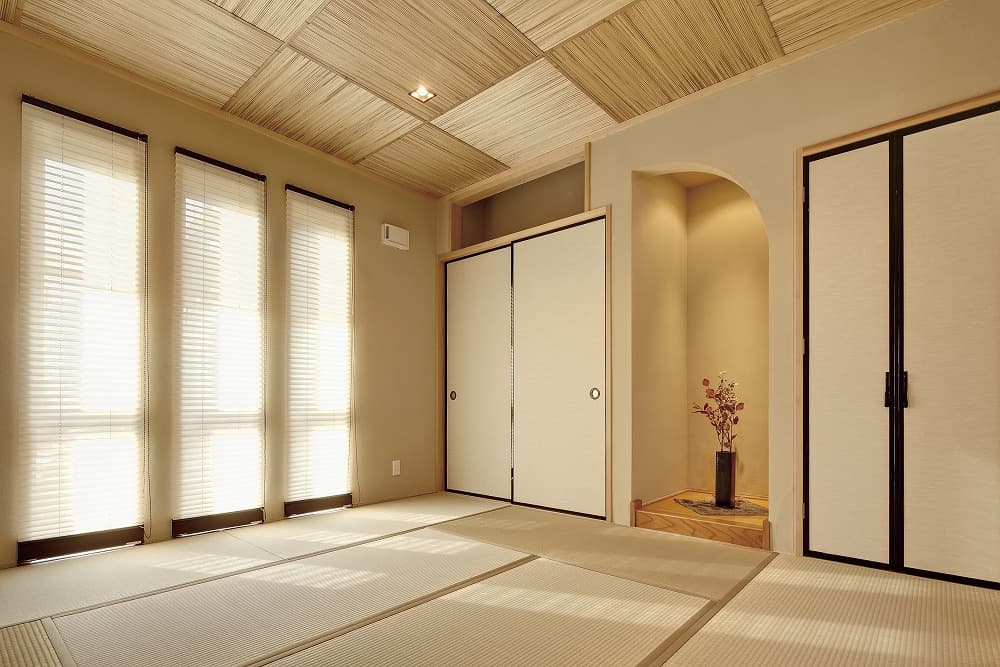 統一感のある造作建具で、木の温もりに包まれる住まい