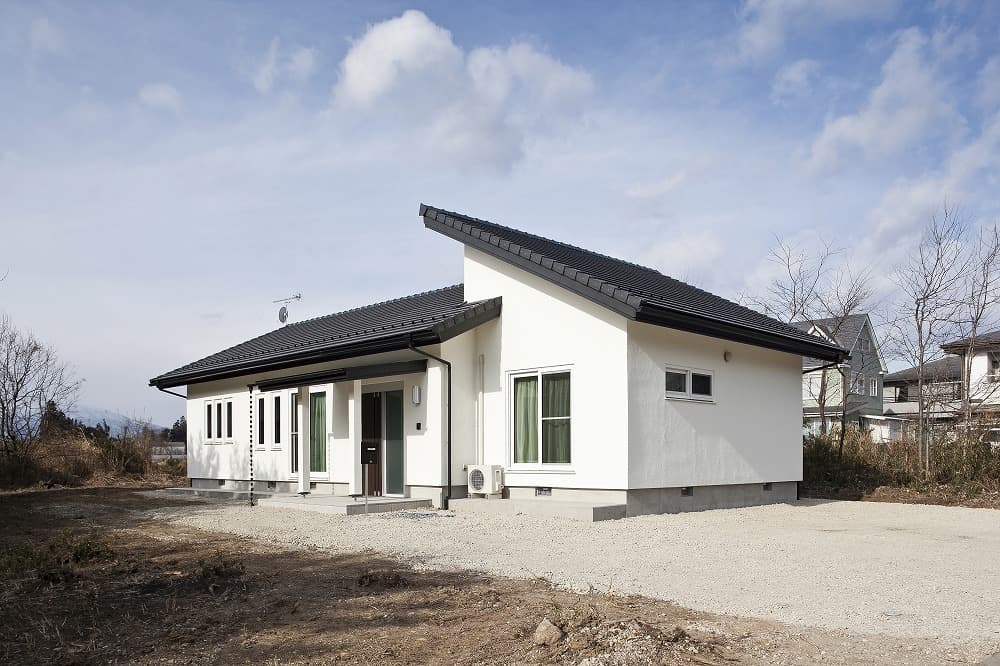 ダークブラウンの梁が映える、モダンシックな平屋住宅