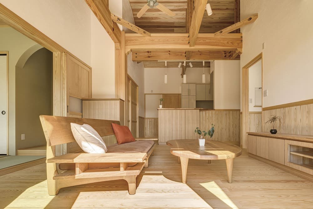 若草色の和室が彩る、梁見せ天井の平屋住宅