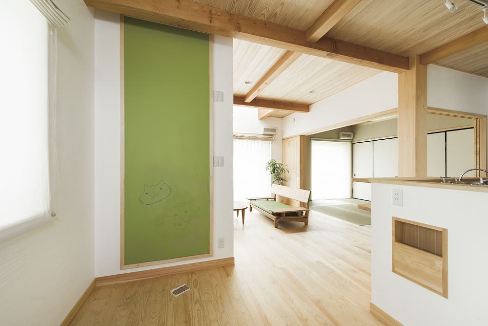 ブランコのある子供部屋と猫くぐり穴 ─ 家族みんなが笑顔になる家