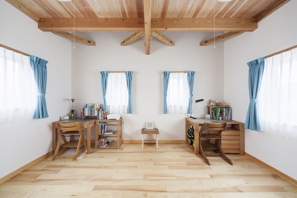 光と木に包まれる、環境に配慮したモダンな住まい