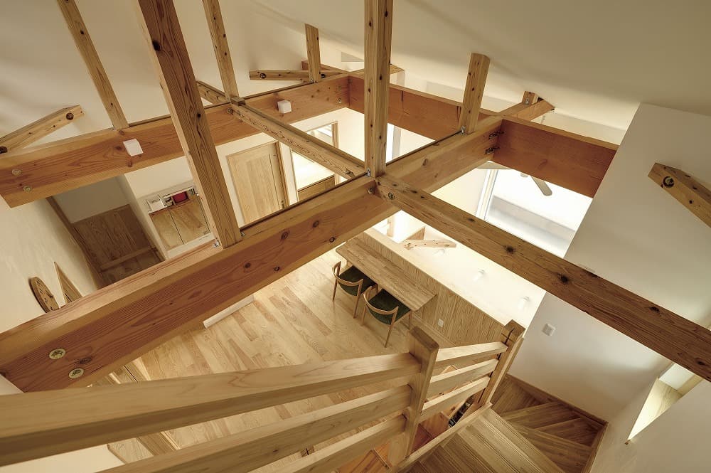 薪ストーブと吹き抜けが彩る、ナチュラルモダンな住まい