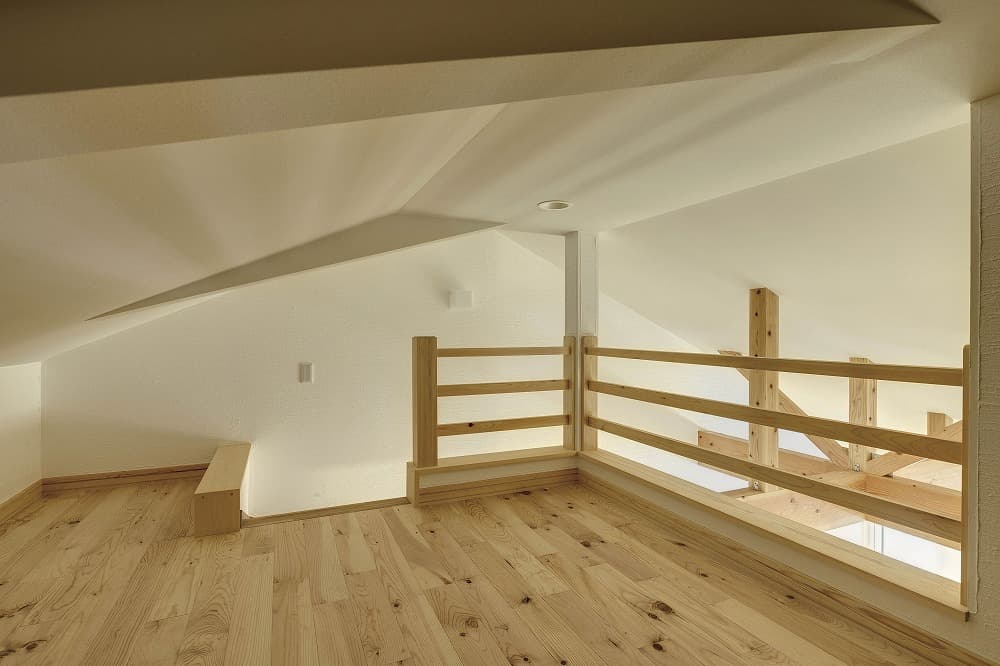 星形の木製梁が印象的な、ロフト付き吹き抜けの家