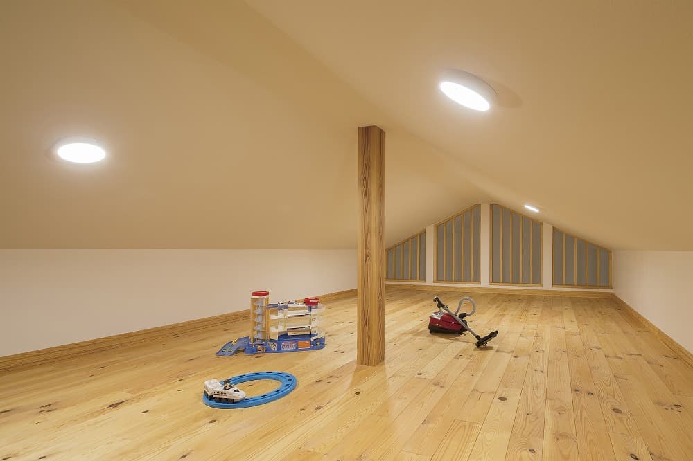 ロフトとワークスペースを備えた、多世代が過ごせる住まい