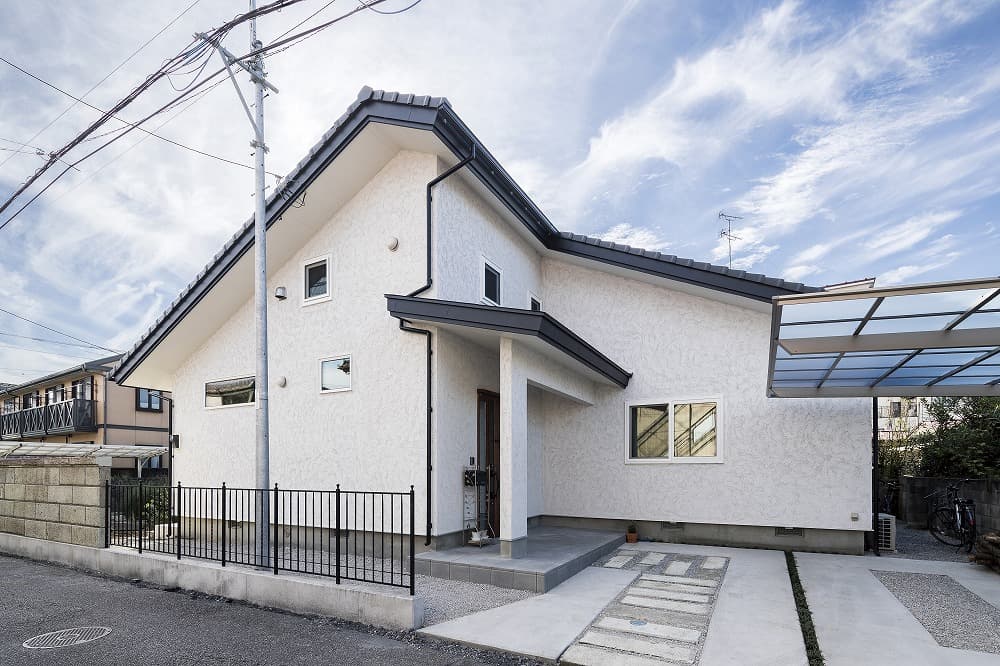 革製ソファとチェック柄のアームチェアが彩る、くつろぎのリビング