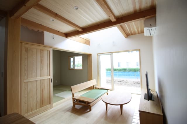 鎖樋が印象的な、瓦屋根と白壁が調和する和モダンハウス