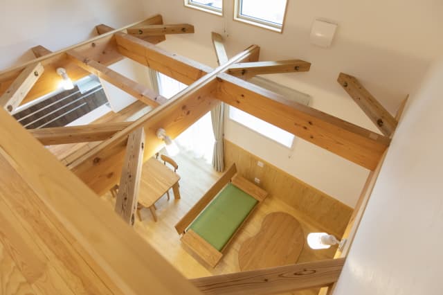 オープンシェルフが並び、自然光が差し込む住まい