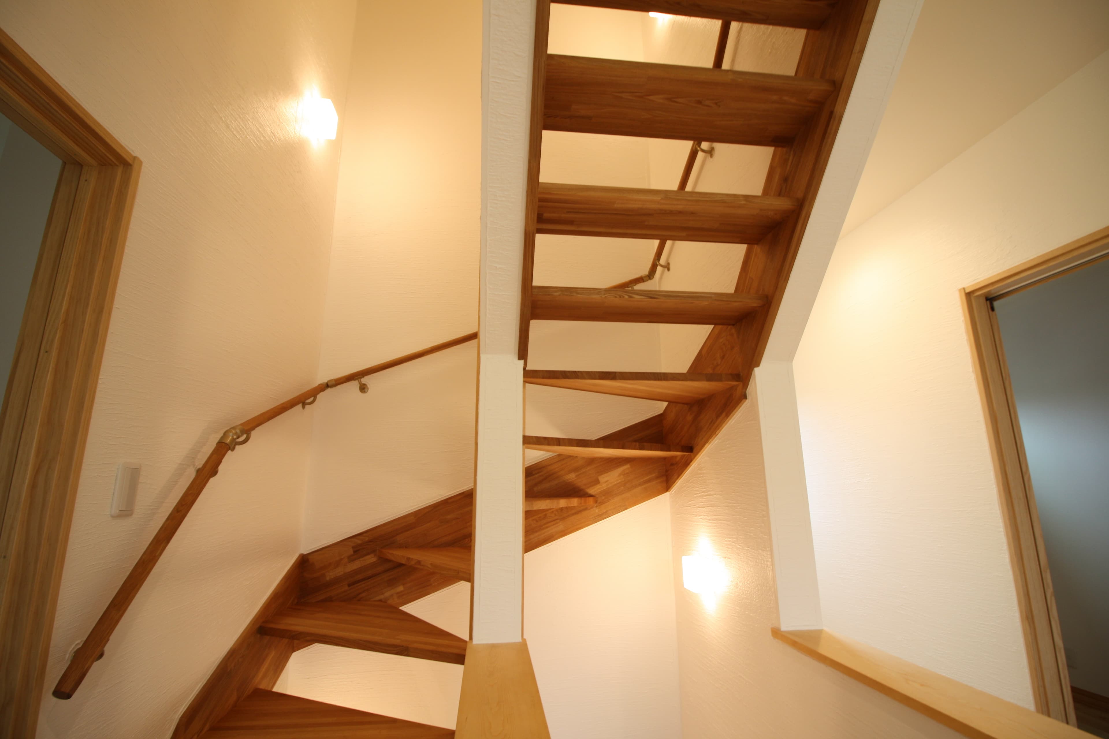 ダークブラウンのテクスチャードウォールが印象的な空間をつなぐ住まい