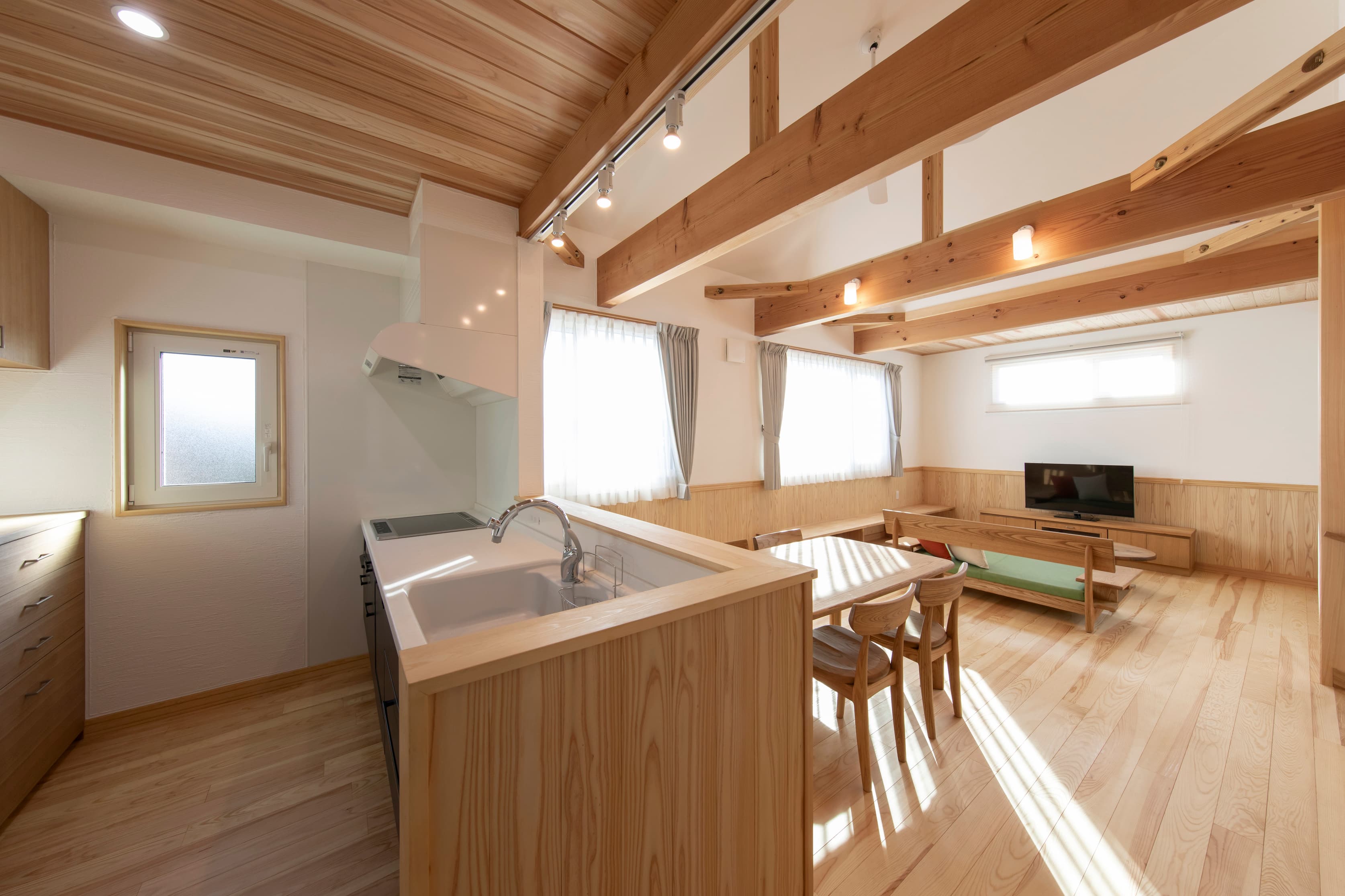 網代天井と小上がりの和室が織りなす伝統とモダンが融合する空間