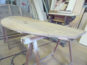 アールを活かしたテーブル