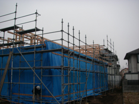 二葉の家では建て方が終わるとどんどん養生していきます