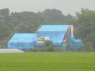 シートで覆われた家