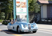 手を振る参加者の方