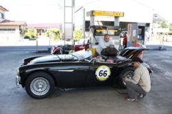 給油中のクラシックカー