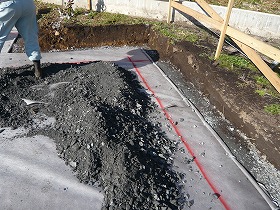 その上に砕石を乗せる