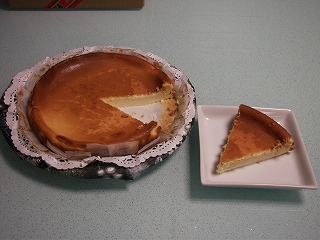 カットしたチーズケーキ