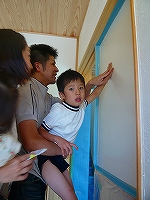 漆喰の手触りを確認