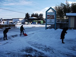 本社前で雪かき