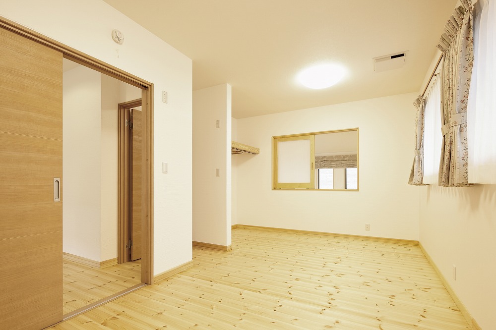 天然木の風合いを活かした、家族が集う吹き抜けリビングの家 - photo 3