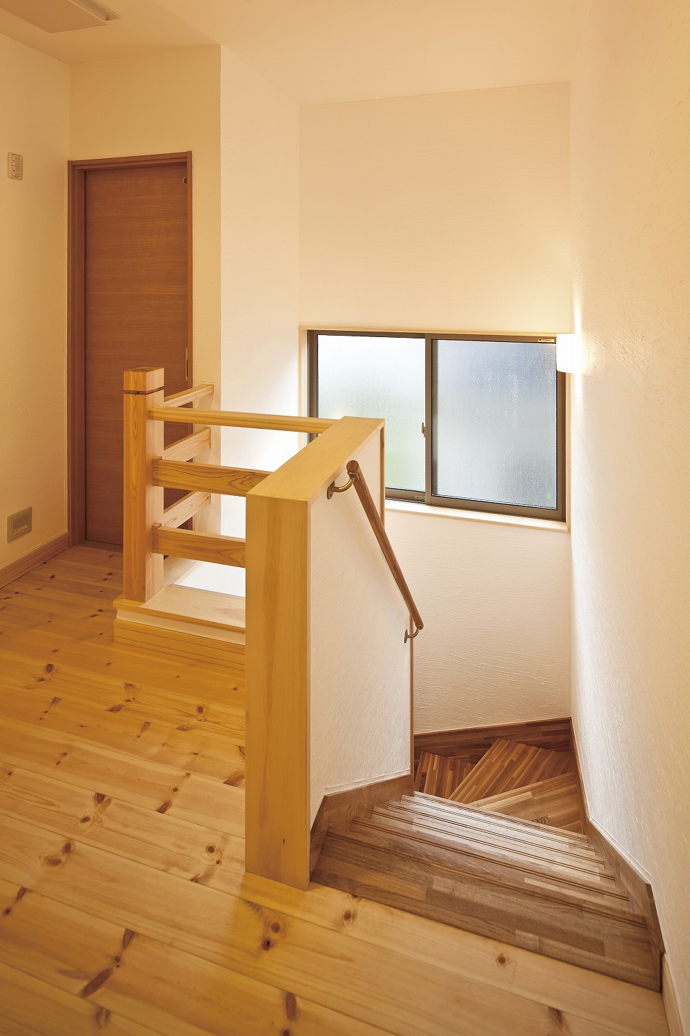 天然木の風合いを活かした、家族が集う吹き抜けリビングの家 - photo 4