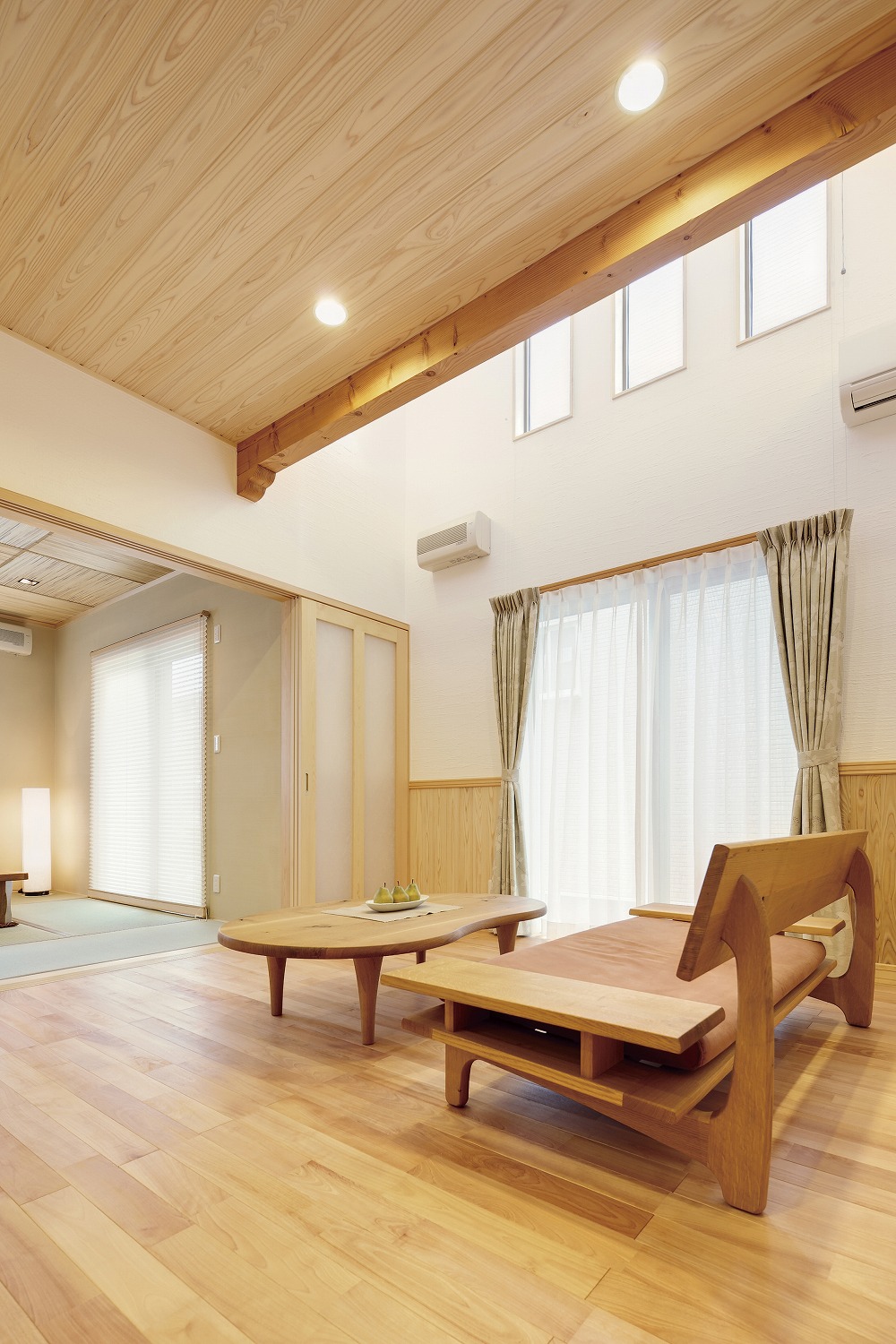 天然木の風合いを活かした、家族が集う吹き抜けリビングの家 - photo 8