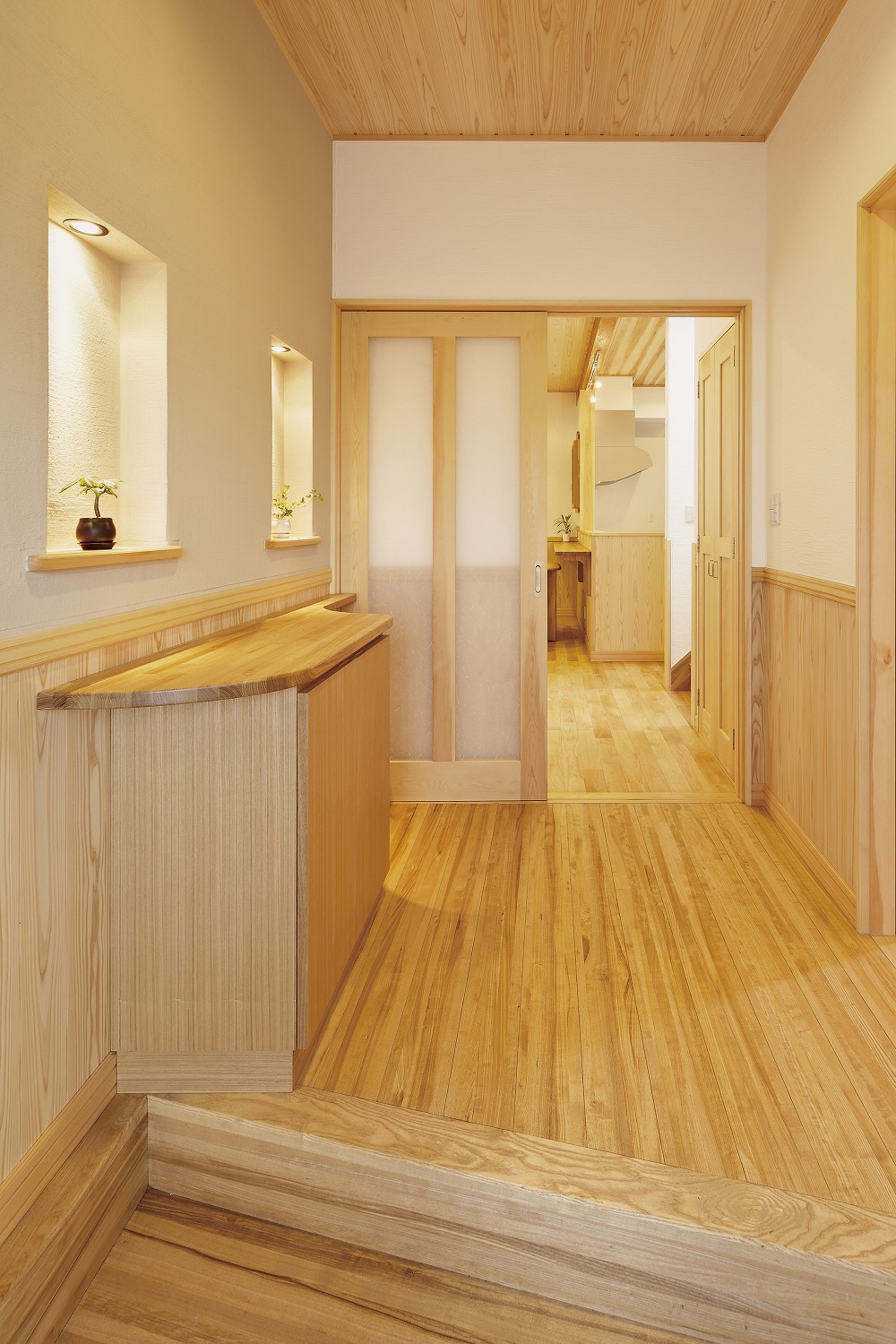 天然木の風合いを活かした、家族が集う吹き抜けリビングの家 - photo 9