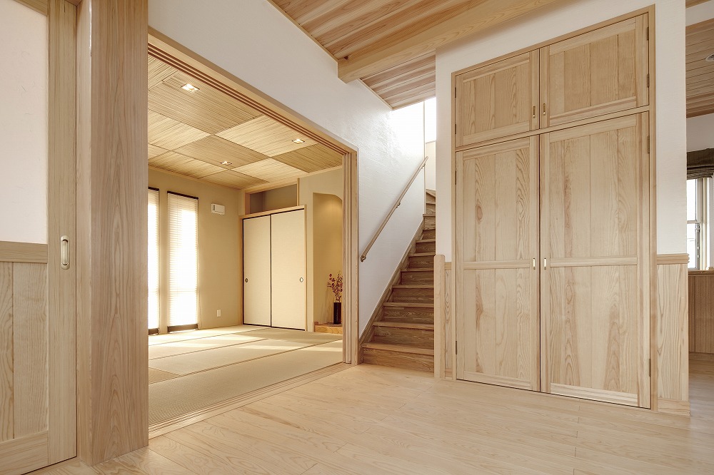 統一感のある造作建具で、木の温もりに包まれる住まい - photo 6