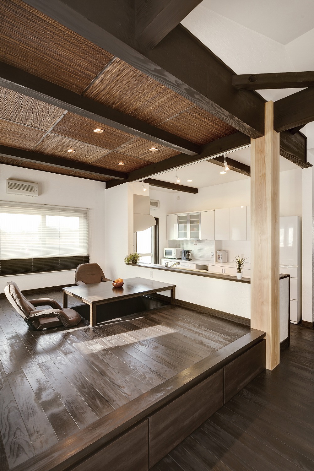 ダークブラウンの梁が映える、モダンシックな平屋住宅 - photo 1