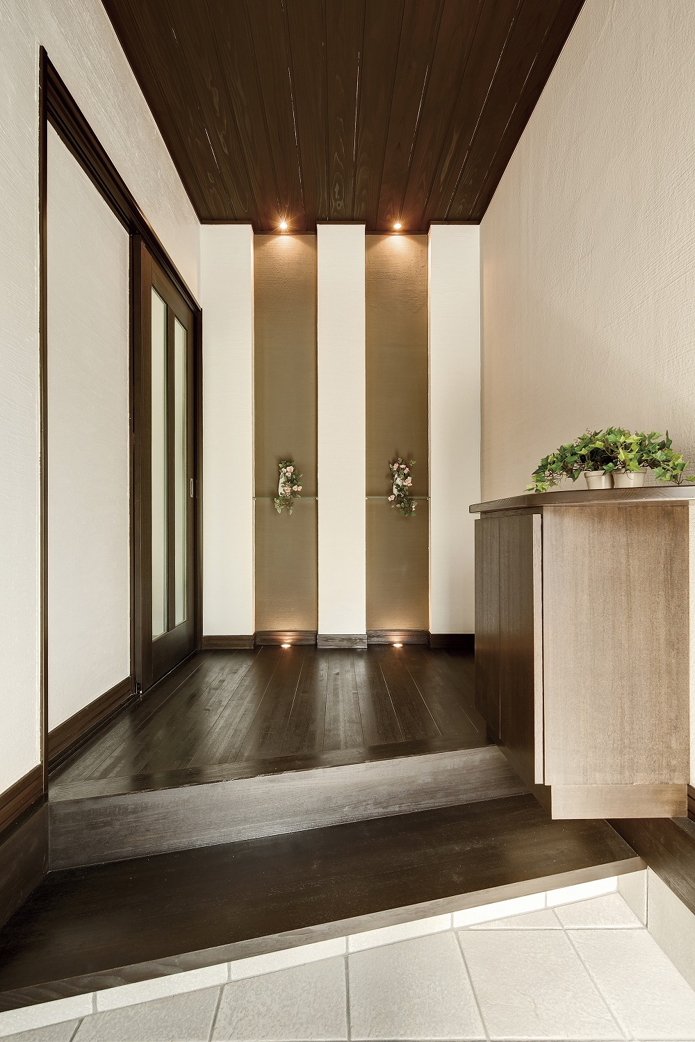 ダークブラウンの梁が映える、モダンシックな平屋住宅 - photo 2