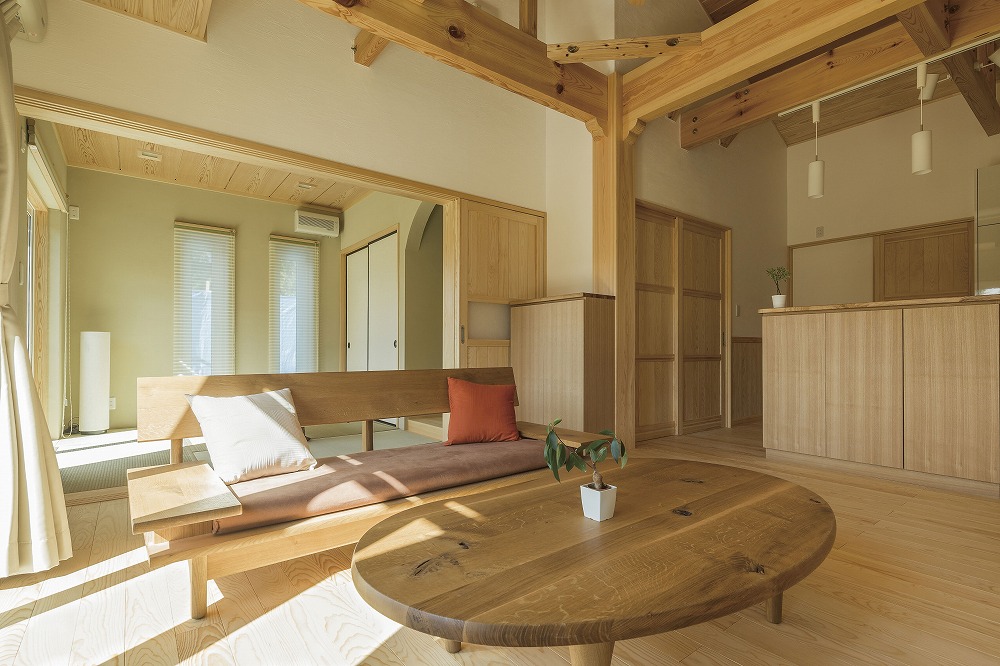 若草色の和室が彩る、梁見せ天井の平屋住宅 - photo 2