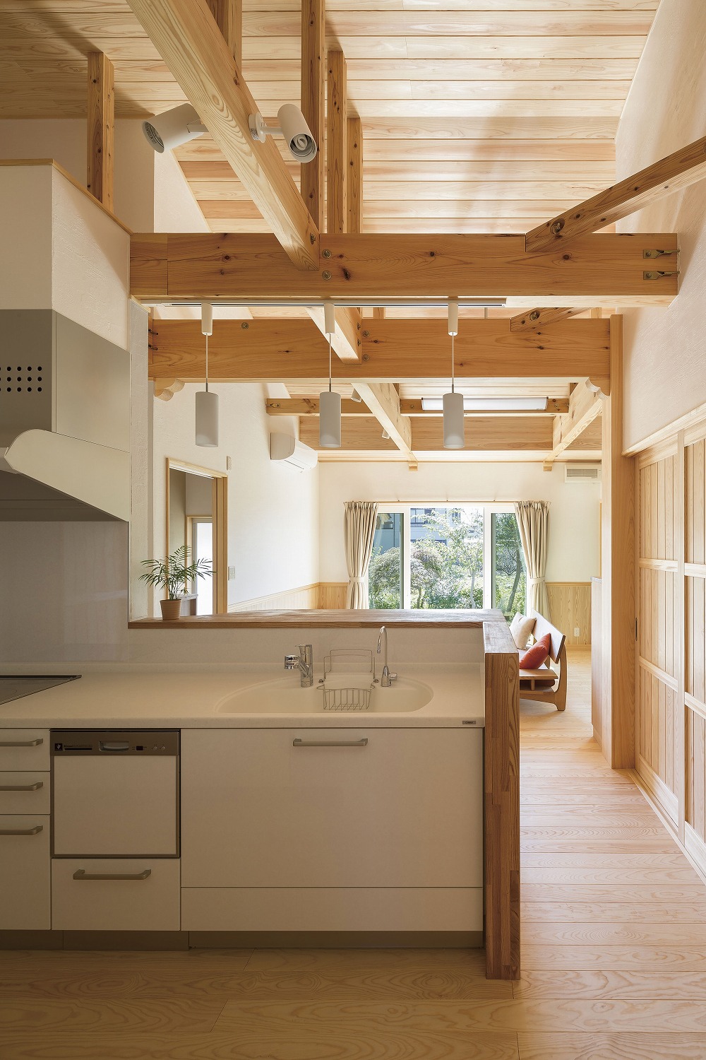 若草色の和室が彩る、梁見せ天井の平屋住宅 - photo 5