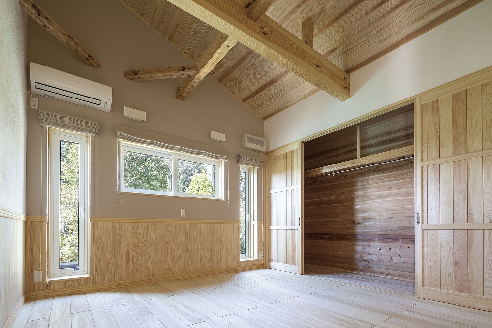 若草色の和室が彩る、梁見せ天井の平屋住宅 - photo 6