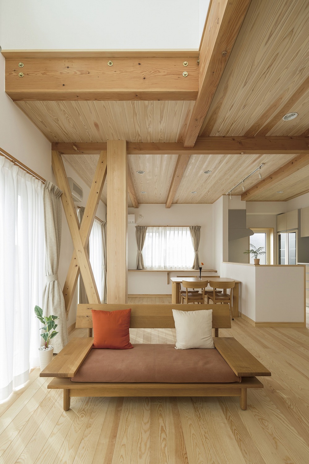 すだれ天井の和室と吹き抜けが調和する住まい - photo 2