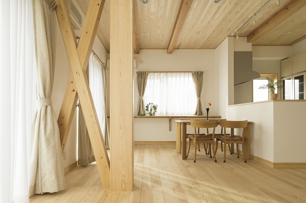 すだれ天井の和室と吹き抜けが調和する住まい - photo 3