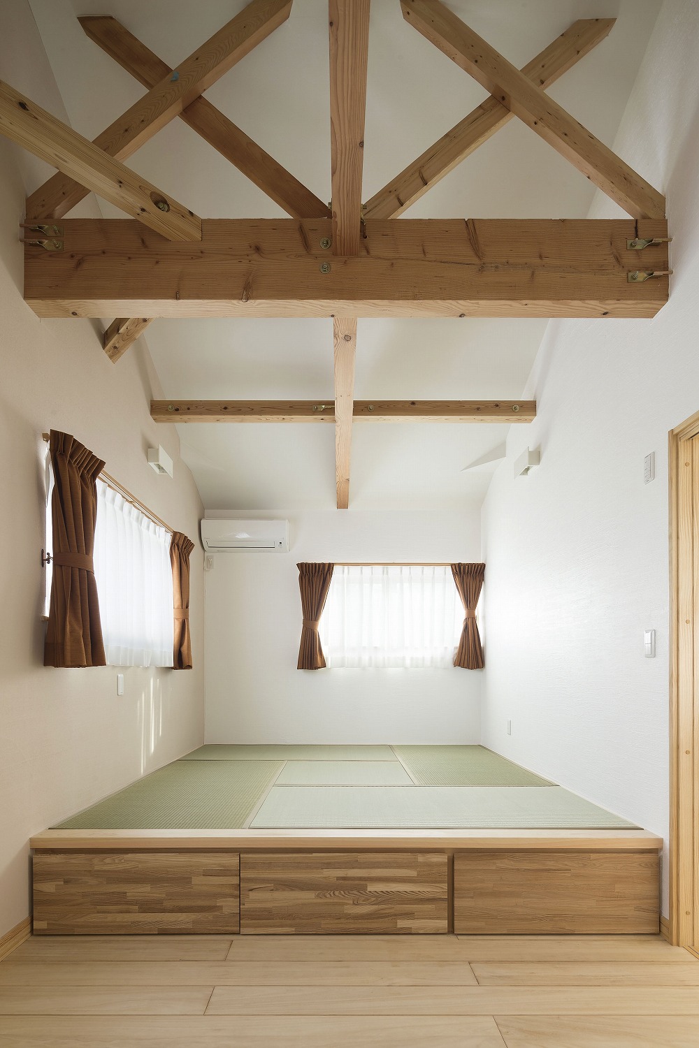 すだれ天井の和室と吹き抜けが調和する住まい - photo 8