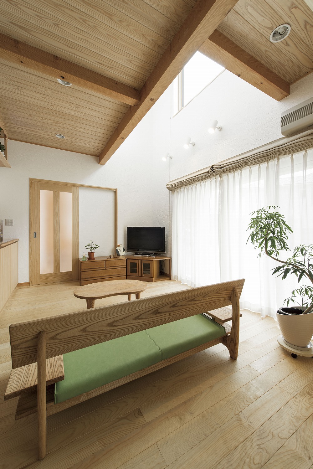 ブランコのある子供部屋と猫くぐり穴 ─ 家族みんなが笑顔になる家 - photo 2