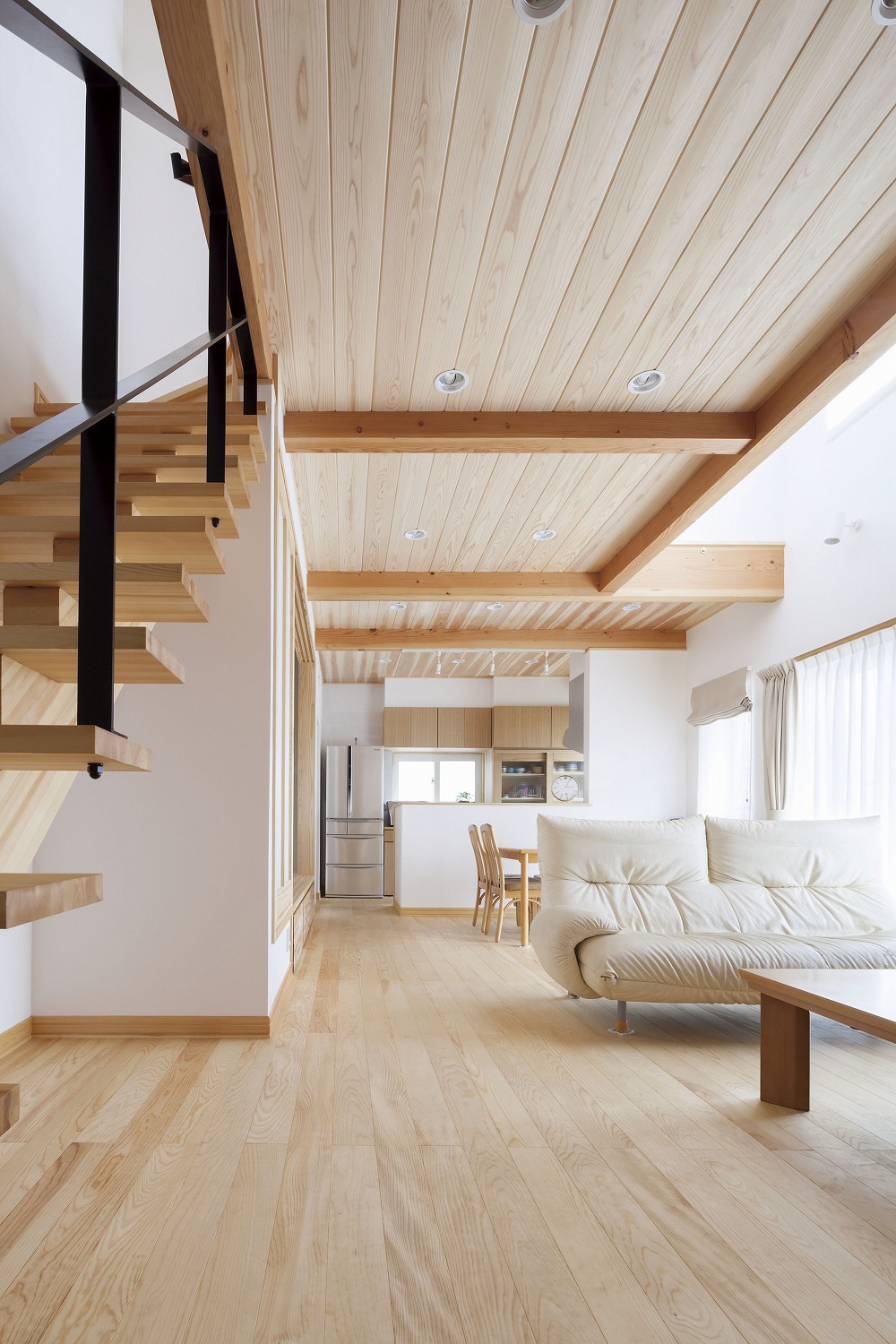 光と木に包まれる、環境に配慮したモダンな住まい - photo 2