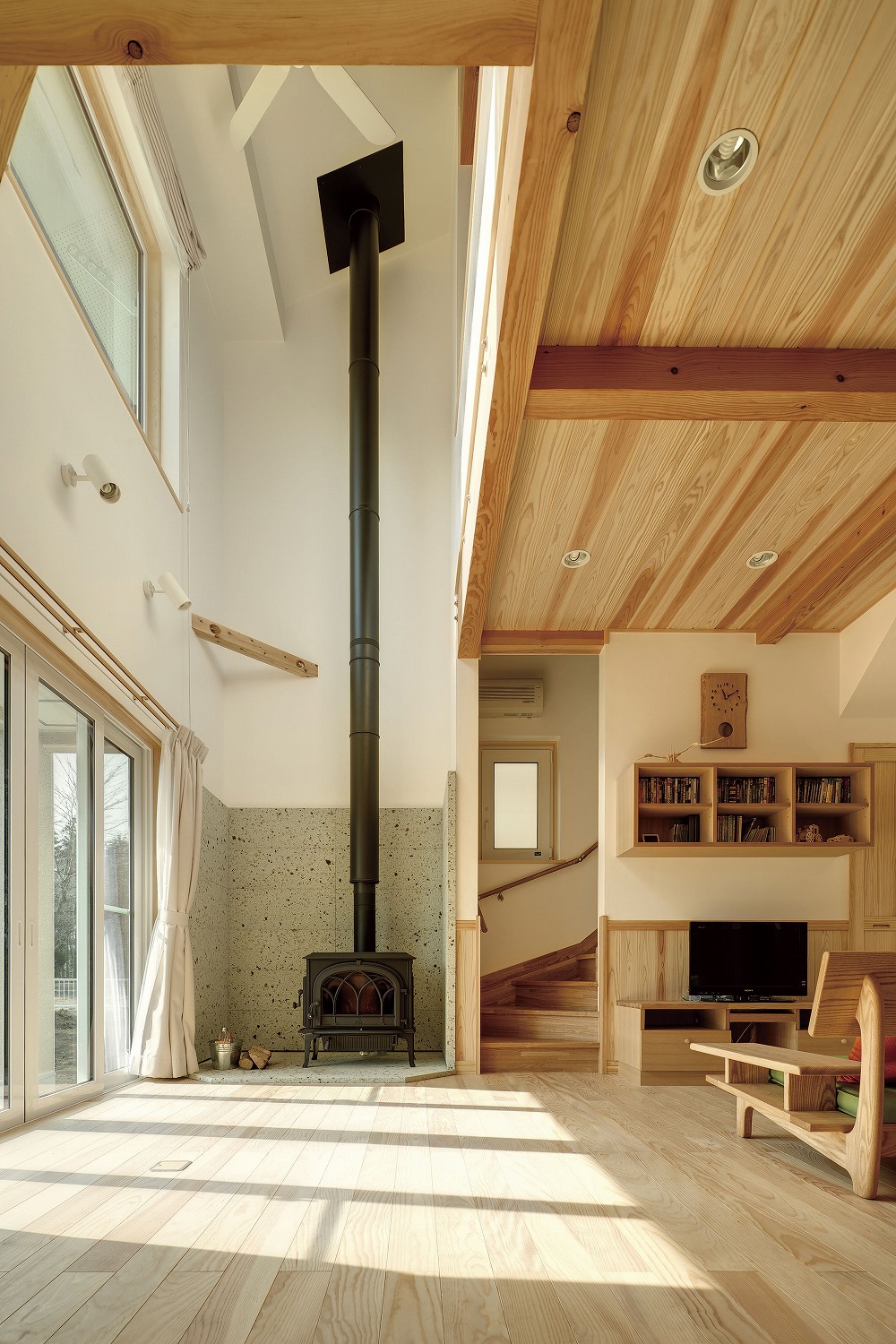 薪ストーブと吹き抜けが彩る、ナチュラルモダンな住まい - photo 6