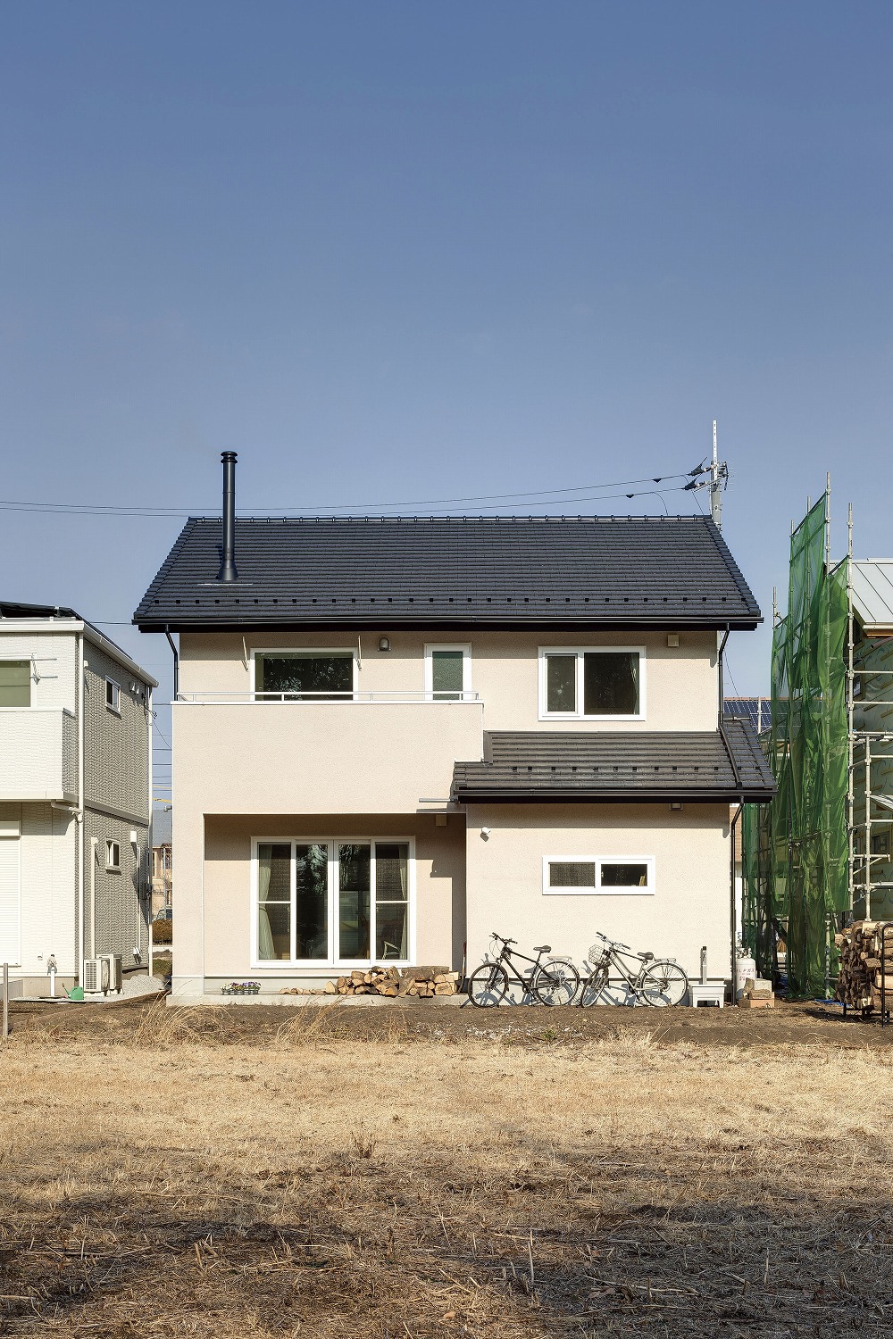 薪ストーブと吹き抜けが彩る、ナチュラルモダンな住まい - photo 9