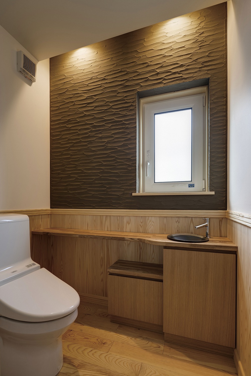 ロフトと吹き抜けが広がる、木の温もりに包まれる住まい - photo 6