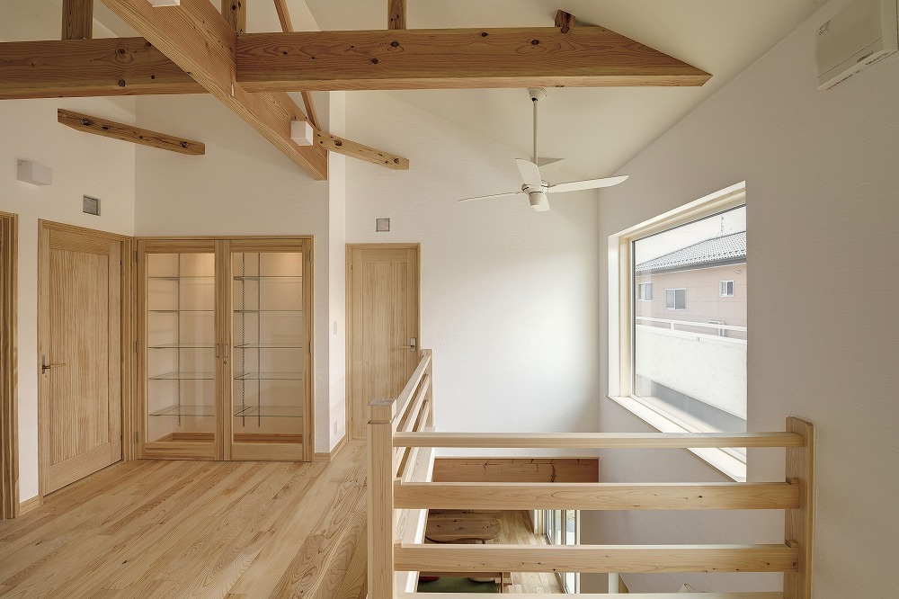 ロフトと吹き抜けが広がる、木の温もりに包まれる住まい - photo 8