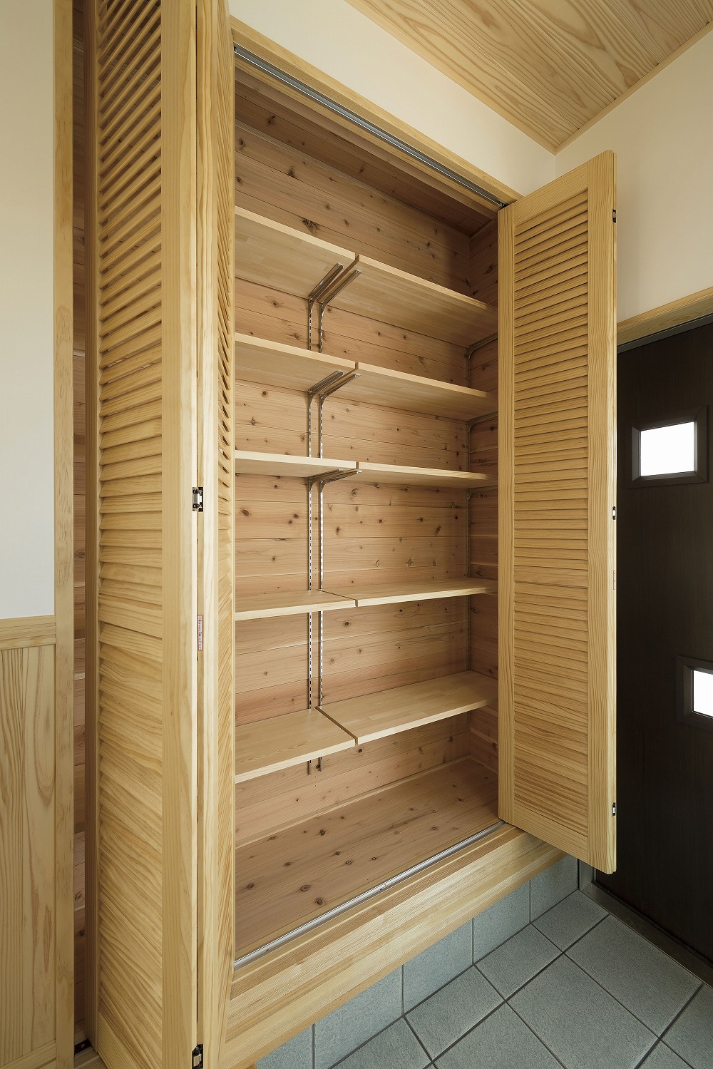 ロフトと吹き抜けが広がる、木の温もりに包まれる住まい - photo 9