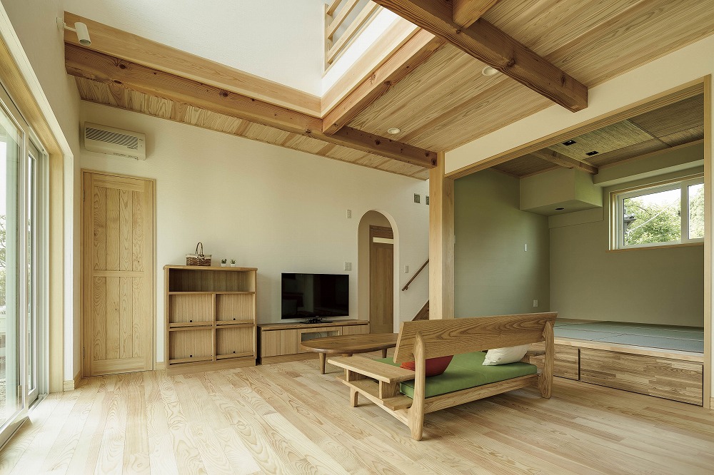 星形の木製梁が印象的な、ロフト付き吹き抜けの家 - photo 2