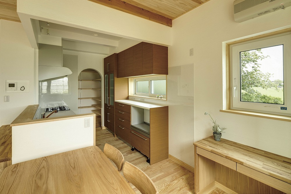 星形の木製梁が印象的な、ロフト付き吹き抜けの家 - photo 3