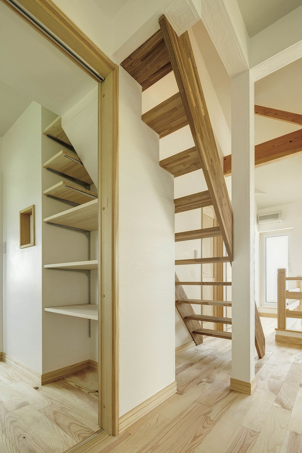 星形の木製梁が印象的な、ロフト付き吹き抜けの家 - photo 6