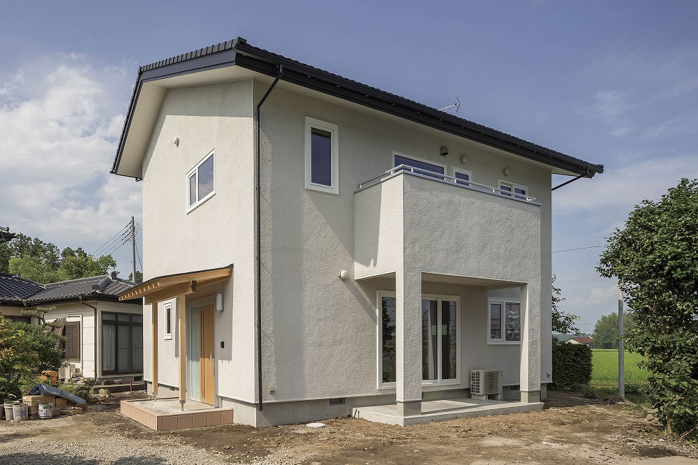 星形の木製梁が印象的な、ロフト付き吹き抜けの家 - photo 10