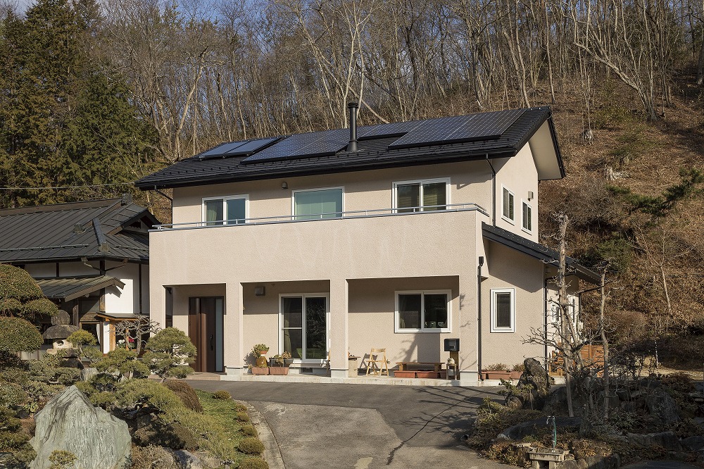 自在鉤と網代天井が印象的な、木の温もりに包まれる住まい - photo 1